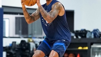 开练&amp;期待新赛季！独行侠官方晒新援拉塞尔多张训练照